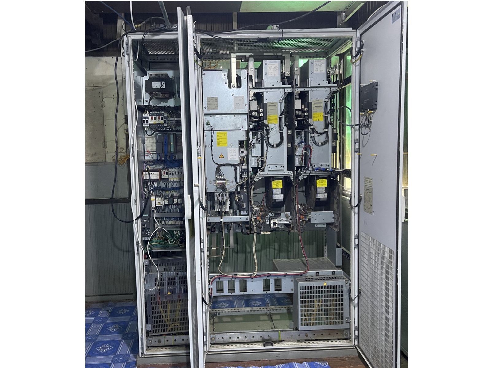 Siemens 6SL3710-7LE32-6AA3-Z SINAMICS S150 converter cabinet unit