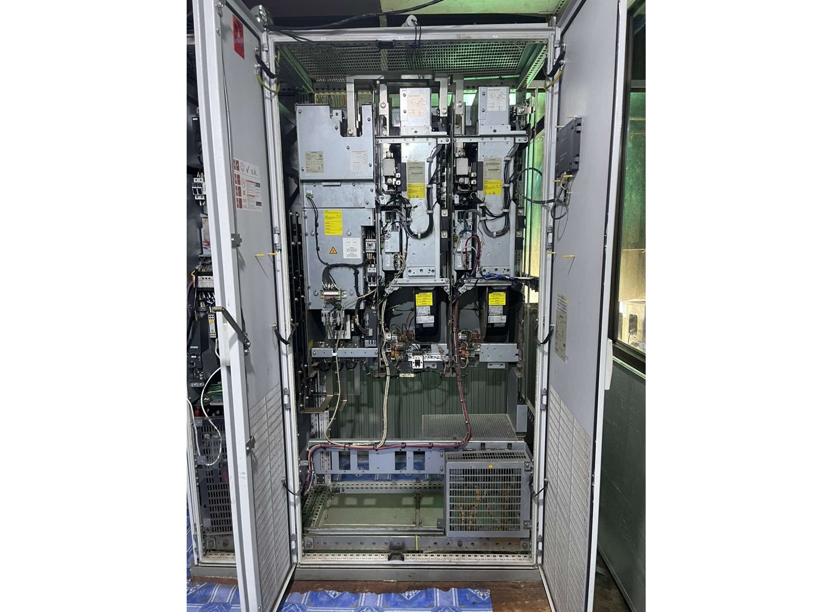 Siemens 6SL3710-7LE32-6AA3-Z SINAMICS S150 converter cabinet unit